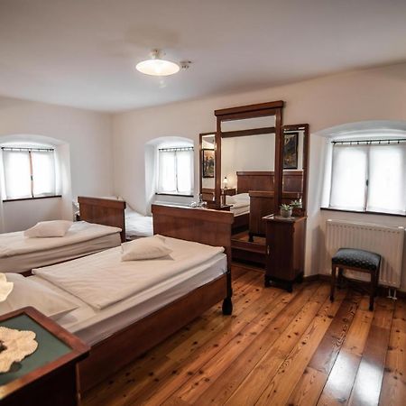 Hotel Dvor Jezersek Brnik Cerklje na Gorenjskem Dış mekan fotoğraf