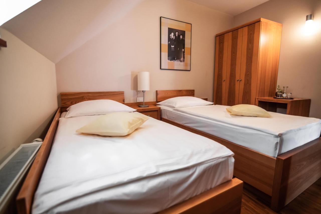 Hotel Dvor Jezersek Brnik Cerklje na Gorenjskem Dış mekan fotoğraf