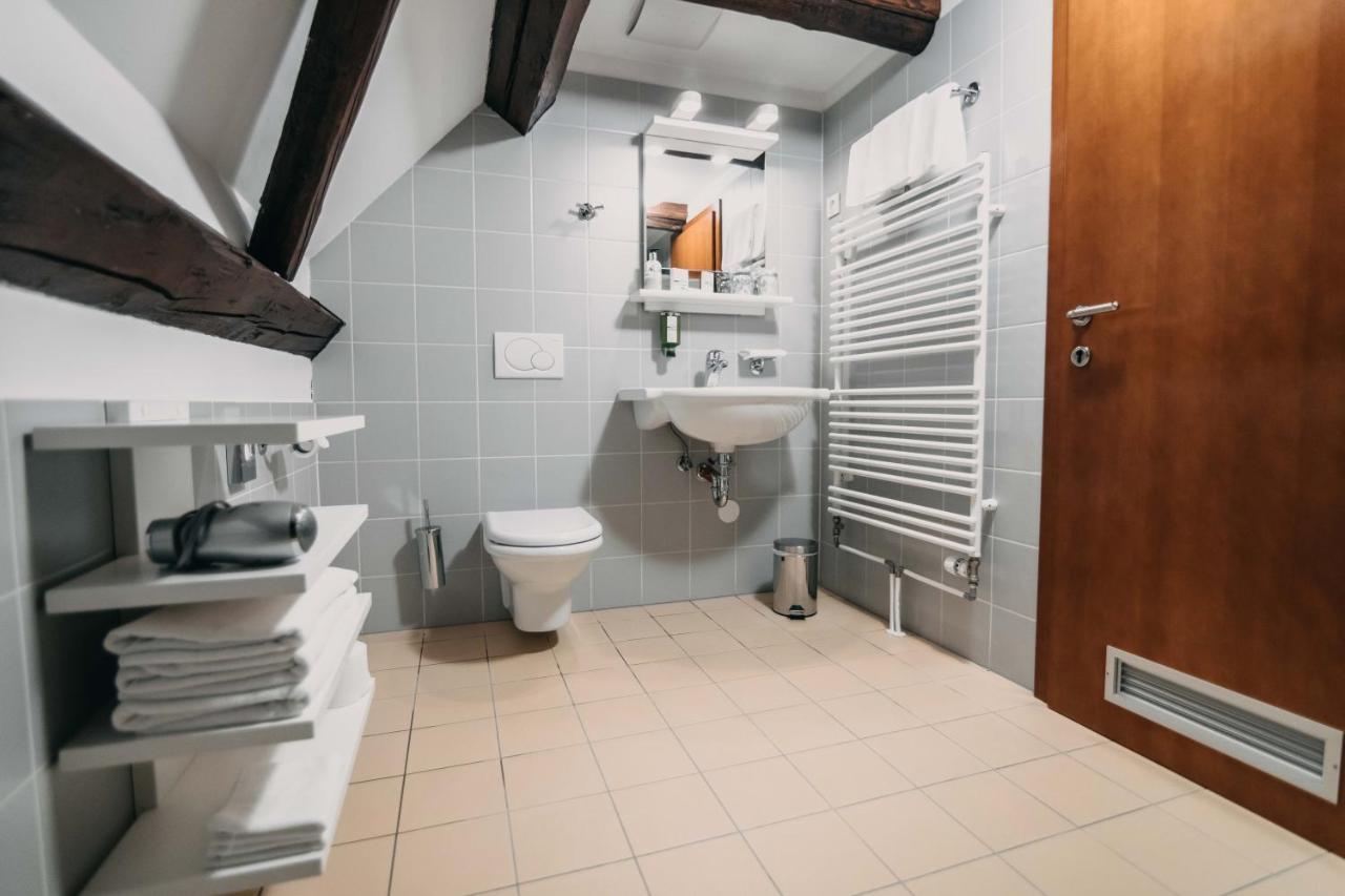 Hotel Dvor Jezersek Brnik Cerklje na Gorenjskem Dış mekan fotoğraf