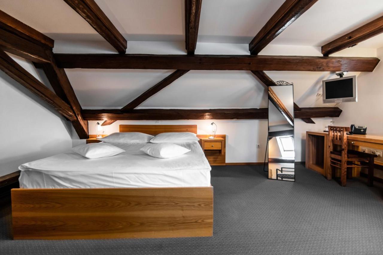 Hotel Dvor Jezersek Brnik Cerklje na Gorenjskem Dış mekan fotoğraf