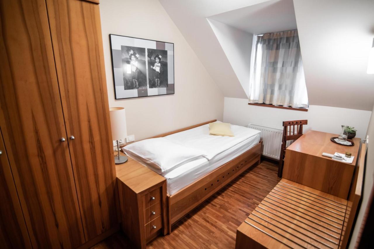 Hotel Dvor Jezersek Brnik Cerklje na Gorenjskem Dış mekan fotoğraf