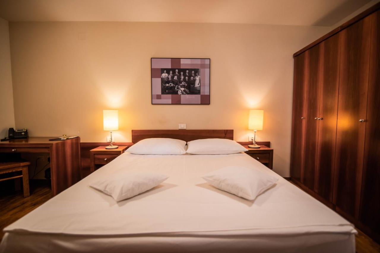 Hotel Dvor Jezersek Brnik Cerklje na Gorenjskem Dış mekan fotoğraf