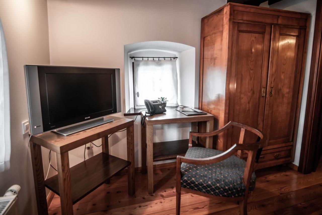 Hotel Dvor Jezersek Brnik Cerklje na Gorenjskem Dış mekan fotoğraf