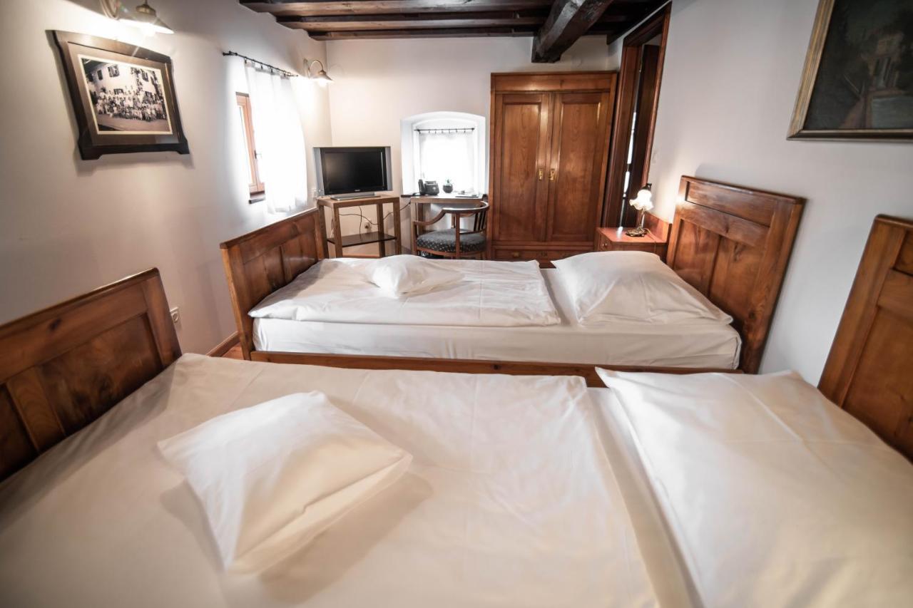 Hotel Dvor Jezersek Brnik Cerklje na Gorenjskem Dış mekan fotoğraf