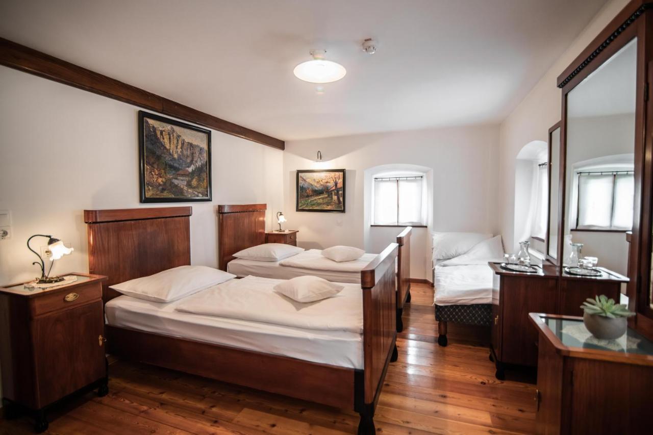 Hotel Dvor Jezersek Brnik Cerklje na Gorenjskem Dış mekan fotoğraf