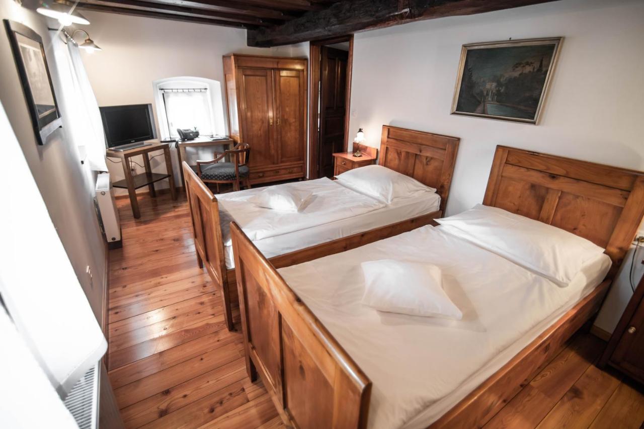 Hotel Dvor Jezersek Brnik Cerklje na Gorenjskem Dış mekan fotoğraf