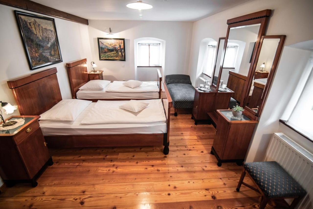 Hotel Dvor Jezersek Brnik Cerklje na Gorenjskem Dış mekan fotoğraf