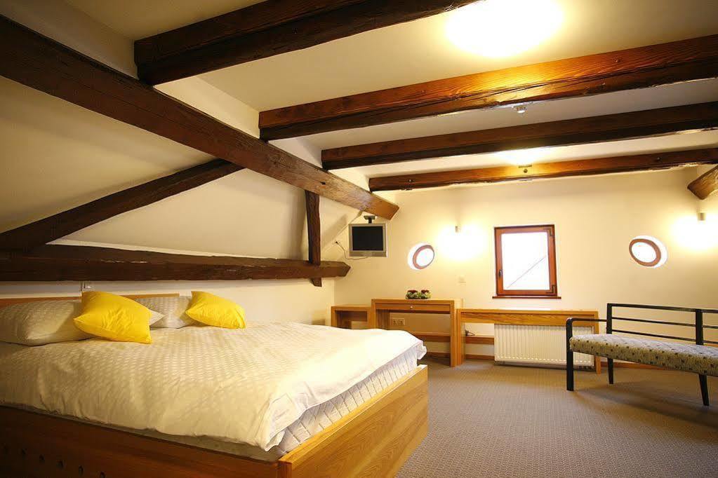 Hotel Dvor Jezersek Brnik Cerklje na Gorenjskem Dış mekan fotoğraf