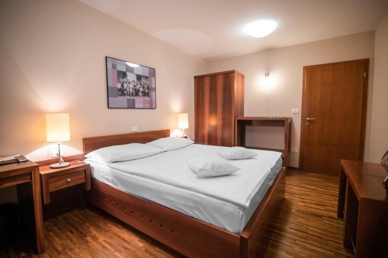 Hotel Dvor Jezersek Brnik Cerklje na Gorenjskem Dış mekan fotoğraf