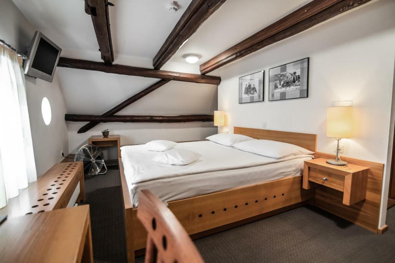 Hotel Dvor Jezersek Brnik Cerklje na Gorenjskem Dış mekan fotoğraf