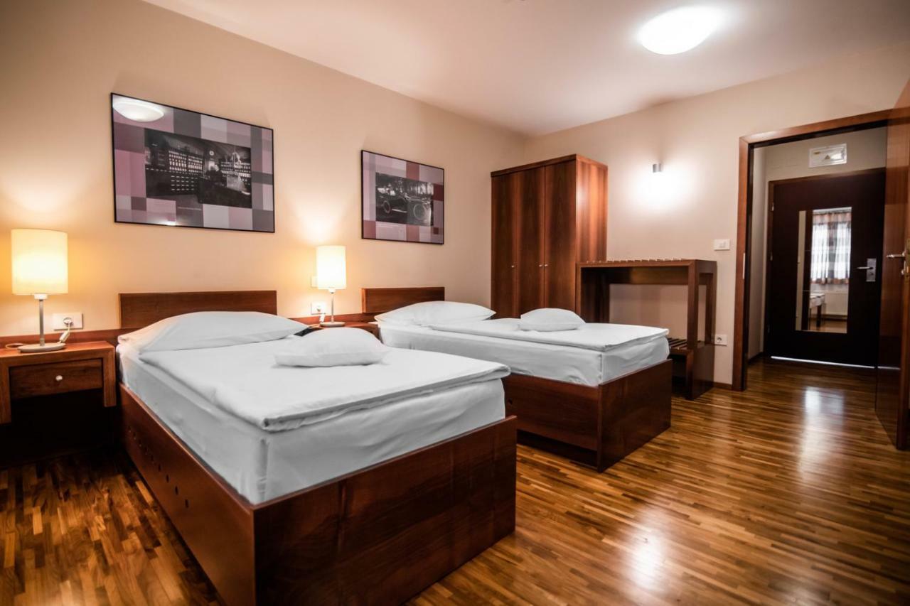 Hotel Dvor Jezersek Brnik Cerklje na Gorenjskem Dış mekan fotoğraf