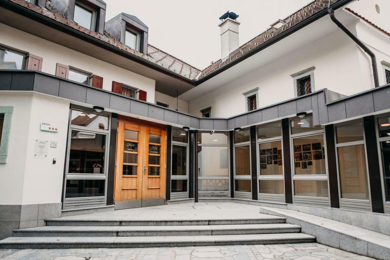 Hotel Dvor Jezersek Brnik Cerklje na Gorenjskem Dış mekan fotoğraf
